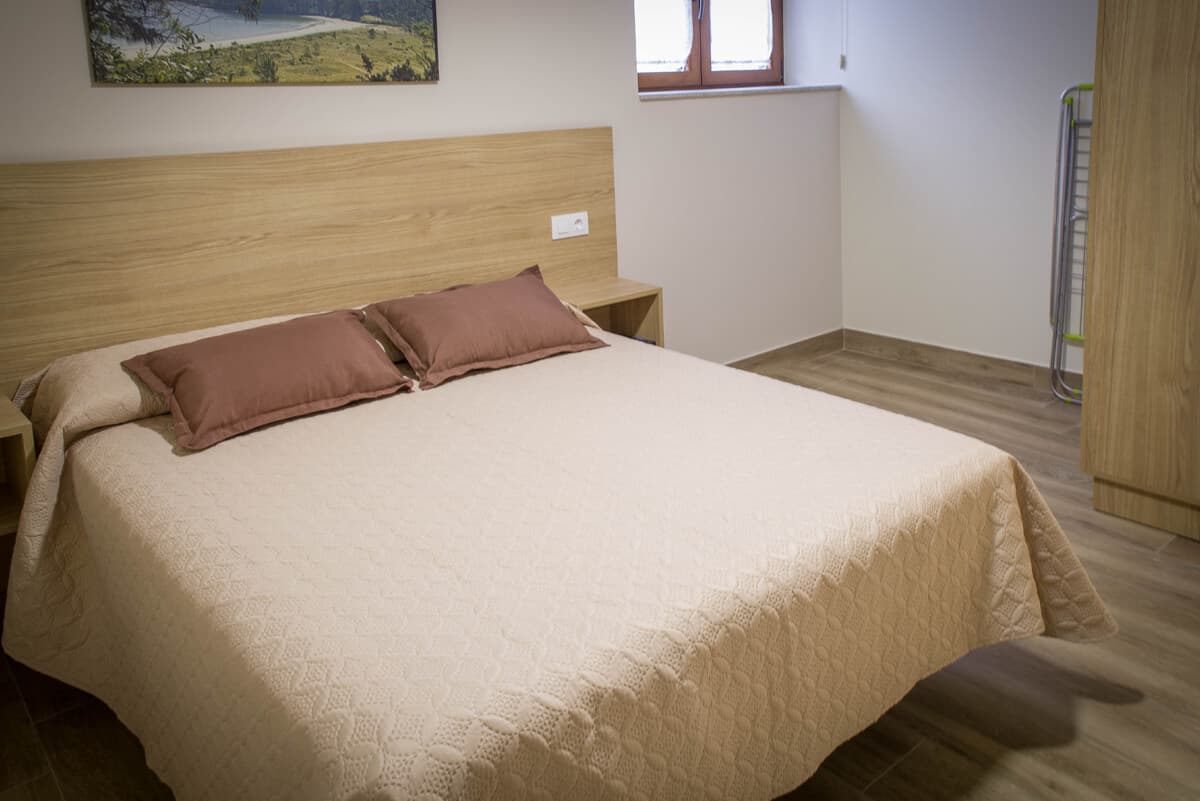 Dormitorio principal apartamento vacacional en Muxia